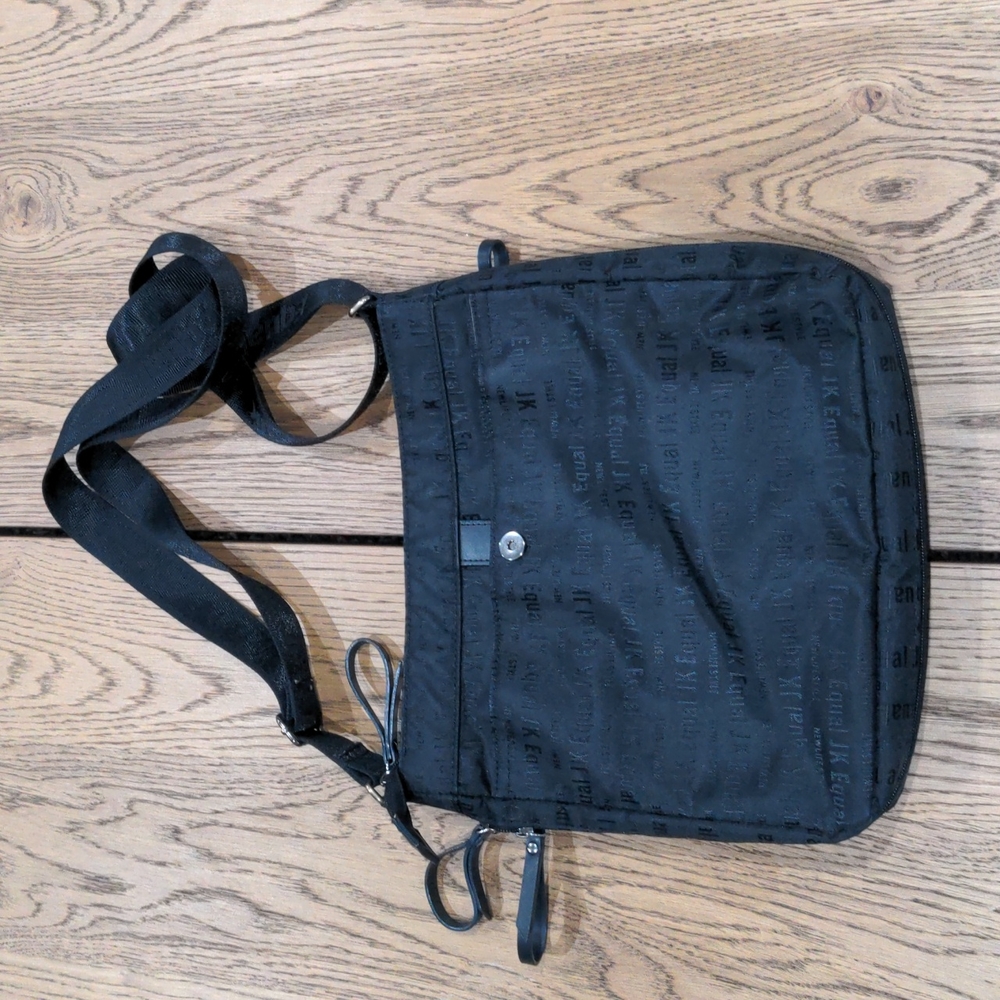 Adjustable crossbody bag/purse. Black
